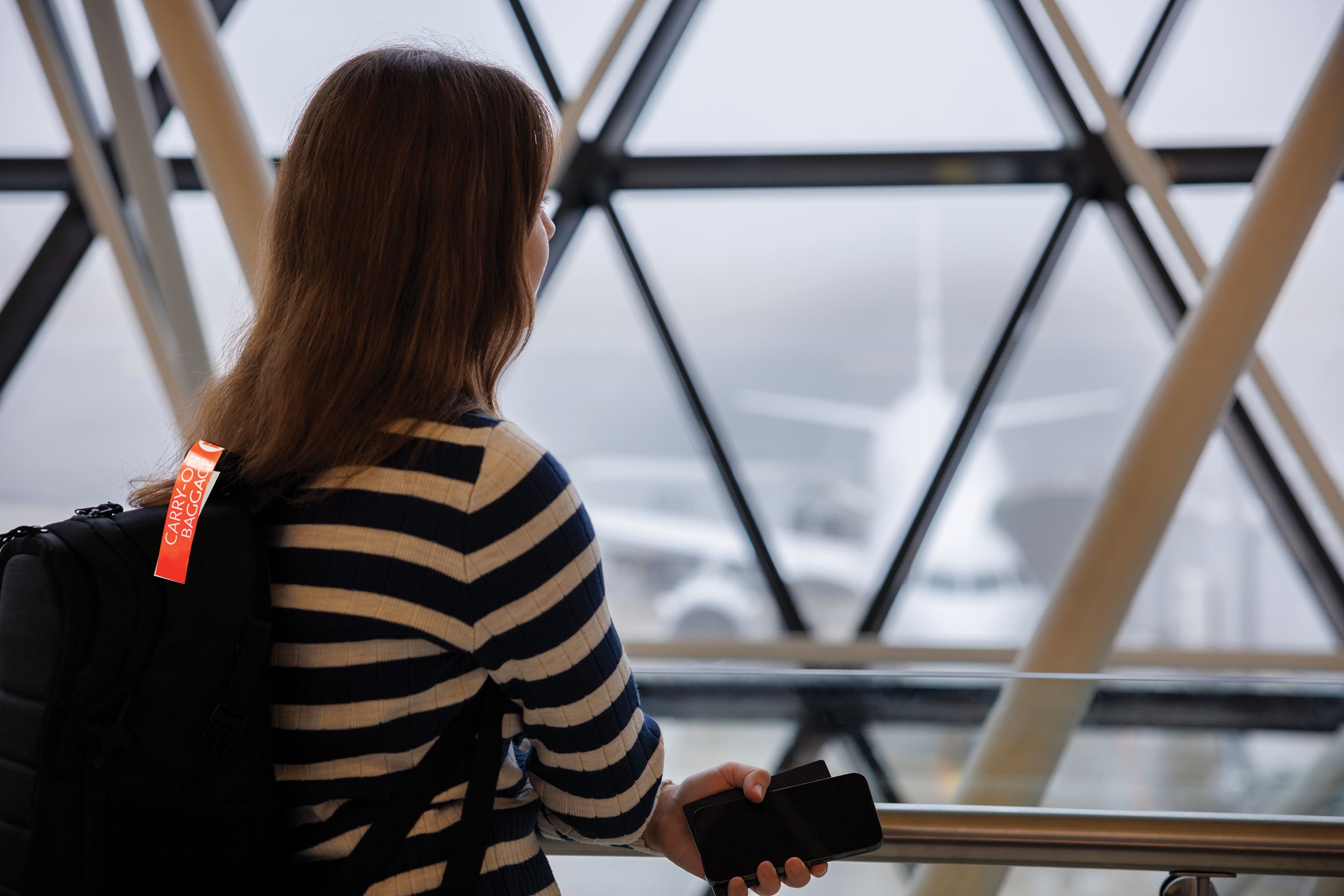 Femme qui attend dans un aéroport